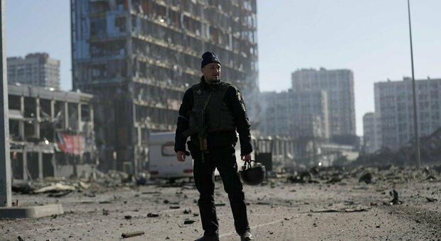 Ucraina, bombe su un centro commerciale: vittime solo fra i civili, atttacco russo danneggia impianto chimico: allarme per fuga di ammoniaca