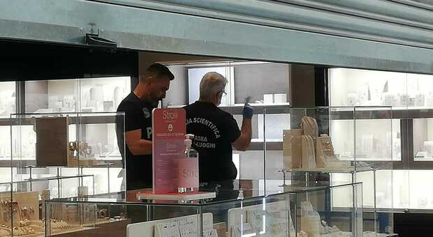 Rapinatori in gioielleria al centro commerciale: si fingono clienti e "ripuliscono" una vetrina
