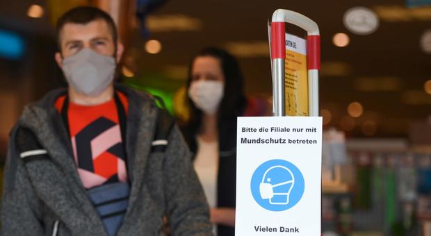 Coronavirus, in Germania risale indice contagio dopo allentamento del lockdown. Il ministro D'Incà: «Prudenza o danni incalcolabili»