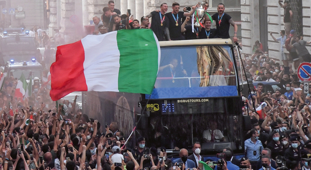 La nazionale italiana sfila per le strade della Capitale con il trofeo di Euro 2020