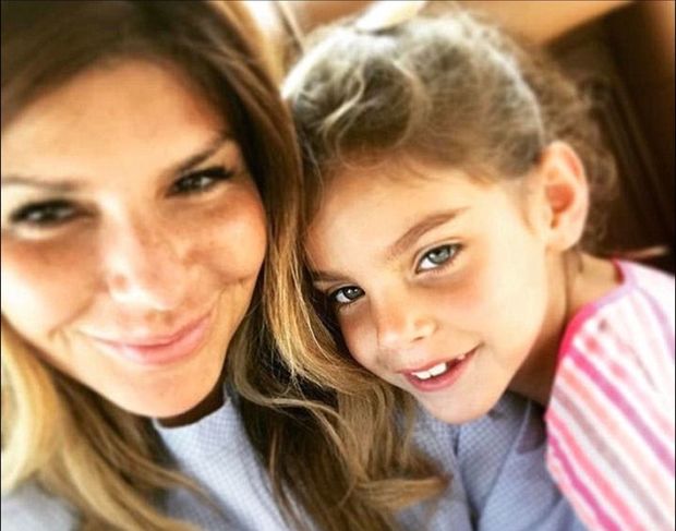 Ellie Holman con una delle sue tre figlie Ellie Holman con una delle sue tre figlie
