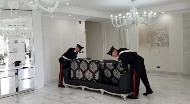 I carabinieri in una delle ville del clan Casamonica I carabinieri in una delle ville del clan Casamonica