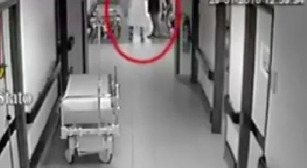 Trentenne anoressica stuprata nel letto della clinica da un altro paziente