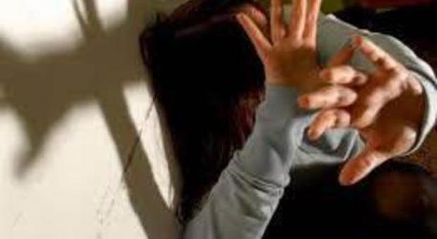 Ragazza violentata a 13 anni, fermati due ventenni. «Le hanno rubato il telefonino e attirata in casa»