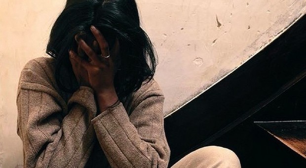 Stupro di gruppo, arrestato il marito della vittima: «Violenze sulla donna e sul figlio» Stupro di gruppo, arrestato il marito della vittima: «Violenze sulla donna e sul figlio»