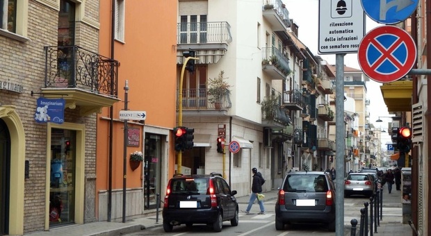 San Benedetto, i semafori impazzisono quando piove: caos in strada e incidenti