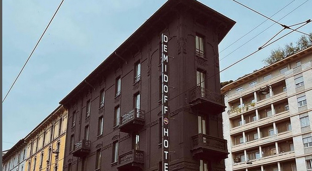 Il Demidoff Hotel dipinto di nero. A Milano scoppia la bufera fra accuse e minacce di morte sui social