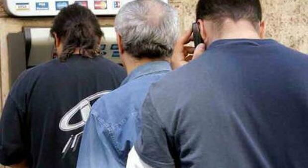 Palermo, bancomat fuori uso tutti in fila per andare in banca: «Altro che distanziamenti»