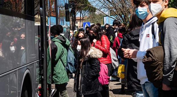 Covid e scuola, scongiurato il “doppio turno”. Più presenza per i maturandi Covid e scuola, scongiurato il “doppio turno”. Più presenza per i maturandi