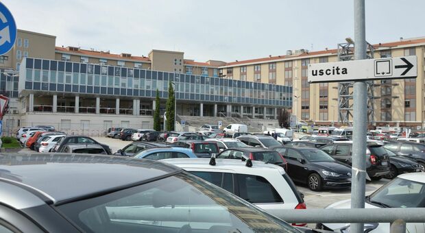 Caos parcheggi all'ospedale di Torrette: servono soluzioni