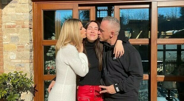 Aurora Ramazzotti con mamma Michelle e papà Eros per i suoi 25 anni: le foto del pigiama party