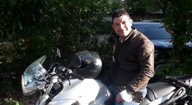 Incidente in moto, Marcello muore a 40 anni: lascia moglie e tre figli piccoli