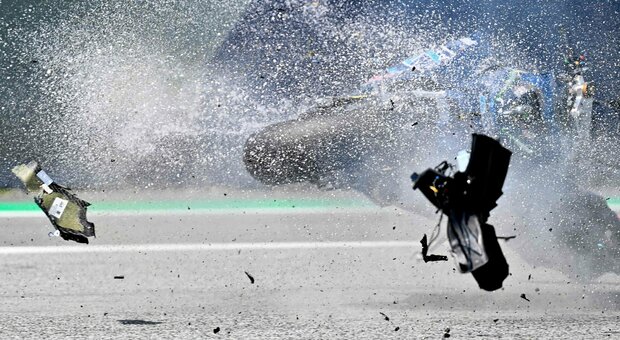 Moto2, incidente choc: Bastianini cade, Syahrin centra il mezzo che si frantuma in mille pezzi Video