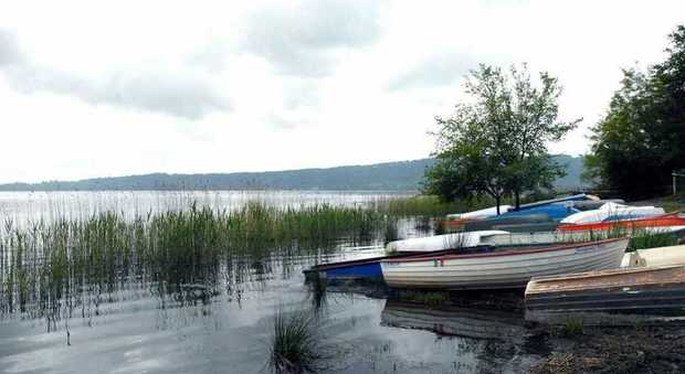 Viterbo, vanno a pesca e trovano un cadavere: macabro ritrovamento nel lago di Vico