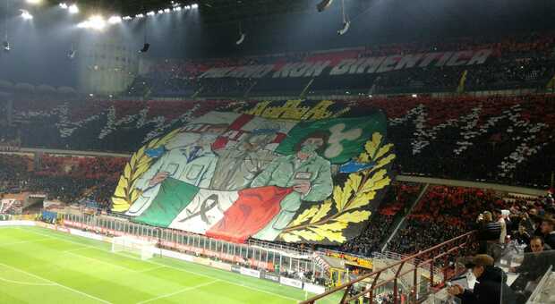Milan-Inter, la coreografia dei tifosi rossoneri per vittime ed eroi del Covid: «Grazie!»