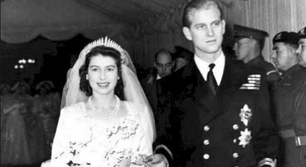 Morto principe Filippo, la Regina Elisabetta piange «l'amato consorte»: le parole dell'annuncio