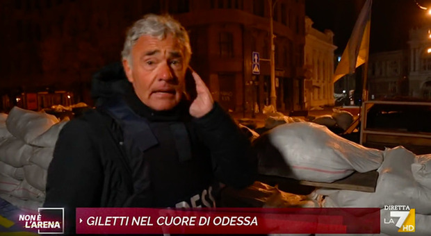 Non è l'Arena, Massimo Giletti in onda dall'Ucraina viene interrotto dagli spari. Attacco in diretta e critiche: «C'è odore di morte»