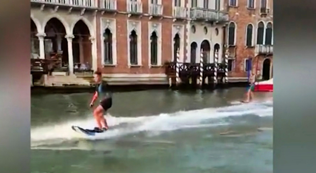 Bravata col surf a motore in Canal Grande, i due giovani turisti pagano la multa e tornano in Australia