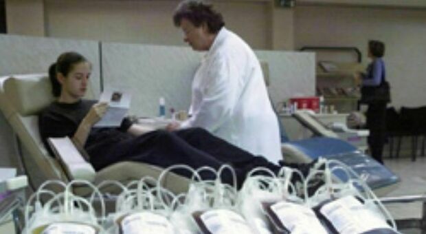 Sangue, donatori in calo, 400 sacche in meno: «C è bisogno di ricambio». Un appello speciale rivolto ai giovani