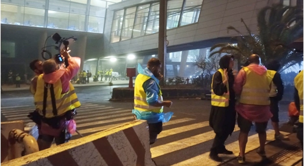 Volo Ryanair cancellato a Tenerife, turisti italiani bloccati da due giorni in aeroporto