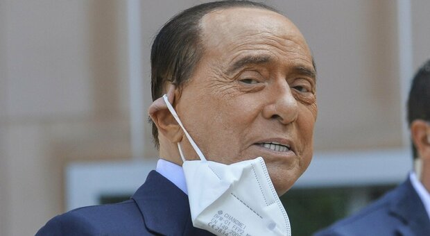 Berlusconi ricoverato da tre settimane, processo Ruby Ter sospeso: «Strascichi del Covid»