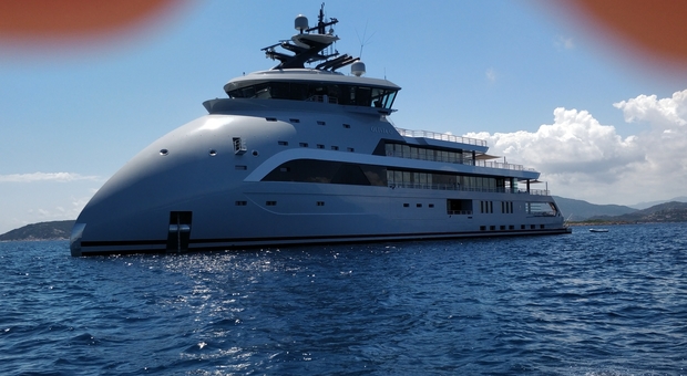 In Sardegna lo yacht extra lusso a prua rovesciata: eliporto e cinema a bordo, le foto incredibili