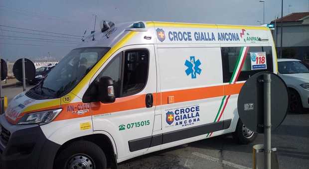 Scontro tra due auto in via Conca Ragazza in ospedale, traffico in tilt