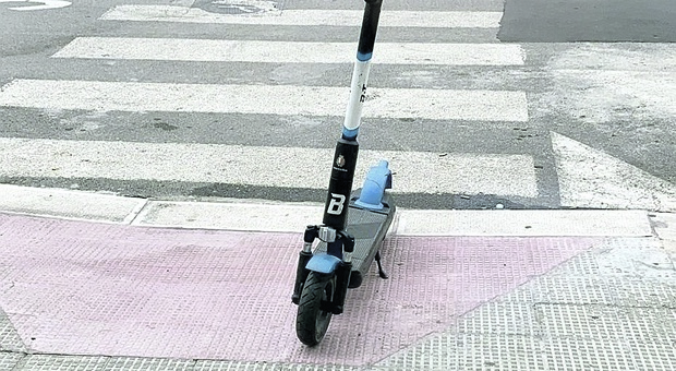 Bari, parcheggio selvaggio anche per i monopattini: sugli scivoli per disabili o sulla carreggiata