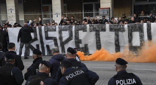 Napoli, protesta ultrà al San Paolo: «Giocatori mercenari». Cori anche contro De Laurentiis Napoli, protesta ultrà al San Paolo: «Giocatori mercenari». Cori anche contro De Laurentiis
