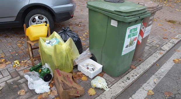 Siringhe e montagne di rifiuti, Monticelli insorge: tanti pericoli per i bambini