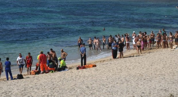Oristano, malore mentre fa il bagno in mare: muore un 49enne Oristano, malore mentre fa il bagno in mare: muore un 49enne
