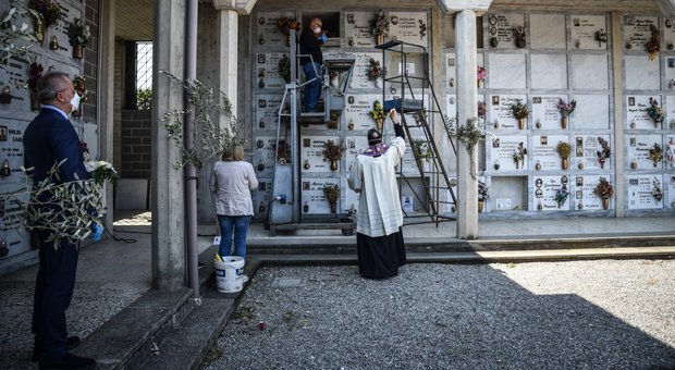 Istat, a marzo quasi il 50% di morti in più, record a Bergamo: +568%, a Roma -9,4% Istat, a marzo quasi il 50% di morti in più, record a Bergamo: +568%, a Roma -9,4%