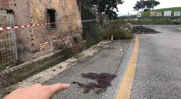 Spara e uccide la fidanzata in mezzo alla strada: choc alla periferia di Roma