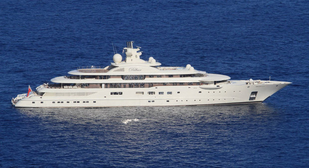 Il mega yacht Dilbar in Costa Smeralda oscura l'Olivia O: è il sesto più grande al mondo