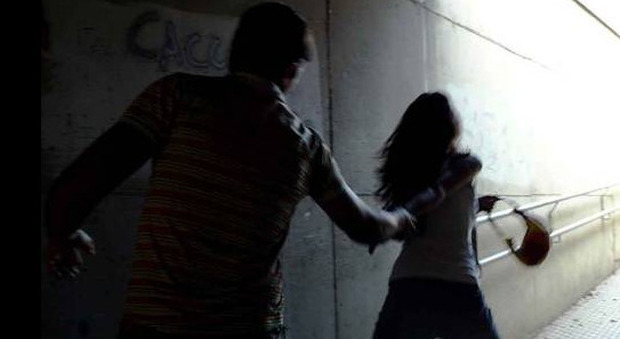 Donna aggredita e seviziata in ascensore da un uomo mascherato a Pescara: ferita con siringa, alcol e accendino