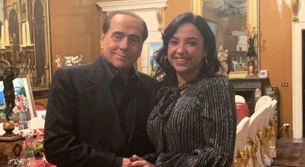 Bari, pubblica una foto con Silvio Berlusconi: sui social la ricoprono di insulti e la minacciano di morte