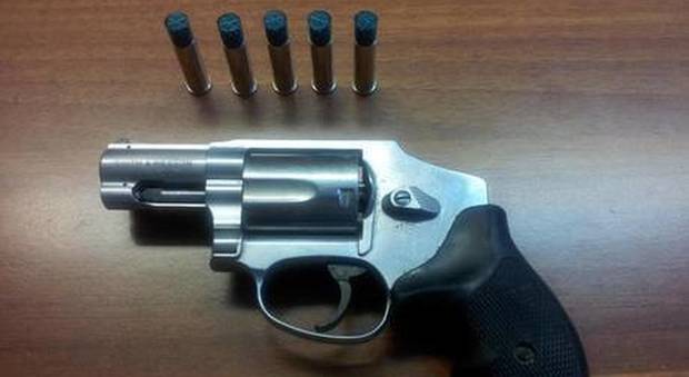 Sequestrano tre giovani e li torturano con la roulette russa: tre arresti a Monza Sequestrano tre giovani e li torturano con la roulette russa: tre arresti a Monza