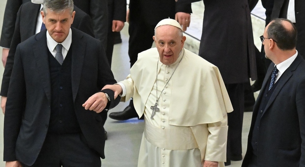 Papa Francesco non andrà a Firenze per un forte dolore al ginocchio. «Il medico gli ha imposto riposo assoluto»