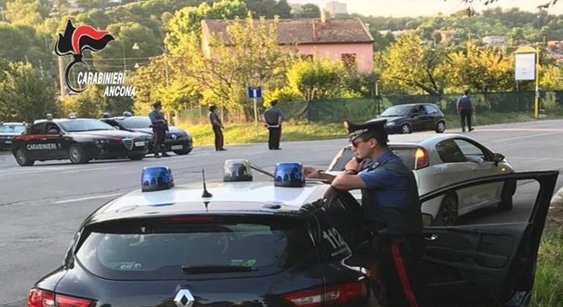 Ancona, sassate contro i grottaroli Baby gang braccata dai carabinieri