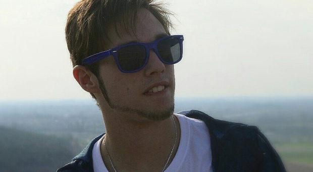 Scende dall'auto nel fango per spingerla, Roberto muore a 21 anni travolto