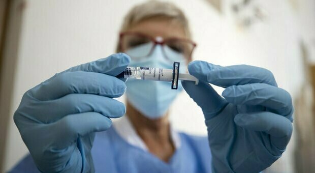 Vaccino Pfizer efficace al 95%, Fda: «Ok anche a quello BionTech». Sanofi-Gsk in ritardo, «il nostro arriva a fine 2021»
