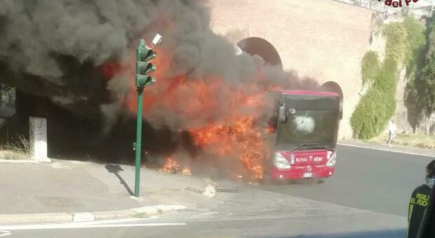 Roma, due autobus Atac in fiamme in poche ore: un altro mezzo brucia all'Esquilino Roma, due autobus Atac in fiamme in poche ore: un altro mezzo brucia all'Esquilino