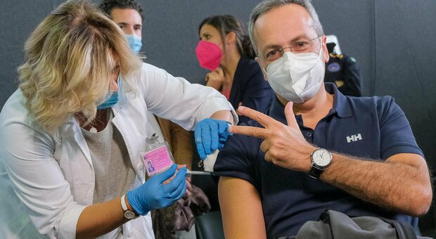 Vaccino Lazio, in poche ore oltre 65mila prenotazioni "over 40" per la terza dose