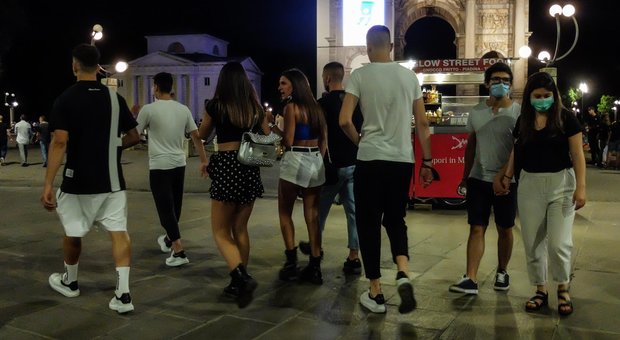 Mascherina all'aperto, da oggi lo stop in Lombardia: basta mantenere la distanza di un metro Mascherina all'aperto, da oggi lo stop in Lombardia: basta mantenere la distanza di un metro