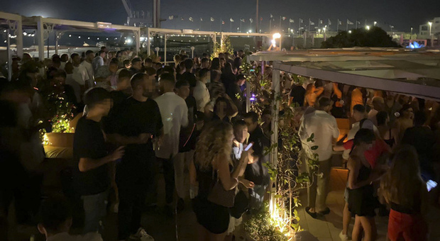 Roma, gli ultimi party senza regole: a Ferragosto folla in pista e zero controlli Roma, gli ultimi party senza regole: a Ferragosto folla in pista e zero controlli
