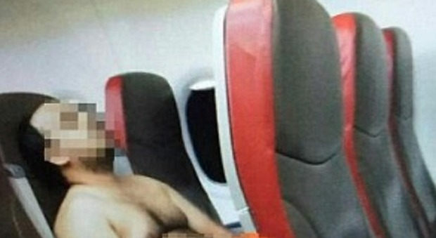 Si spoglia in aereo, guarda porno e aggredisce hostess: arrestato