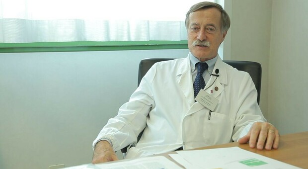 «Obbligo vaccino per chi lavora nelle Rsa», dice l'infettivologo Massimo Andreoni