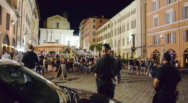 La movida in piazza del Papa senza musica da mezzanotte