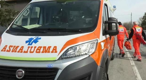 Bimbo di 9 anni si accascia a terra mentre gioca in strada e muore