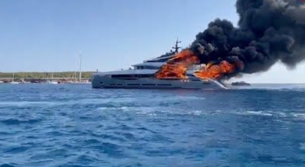 Formentera, in fiamme yacht da 25 milioni di euro. A bordo c'erano 16 persone VIDEO